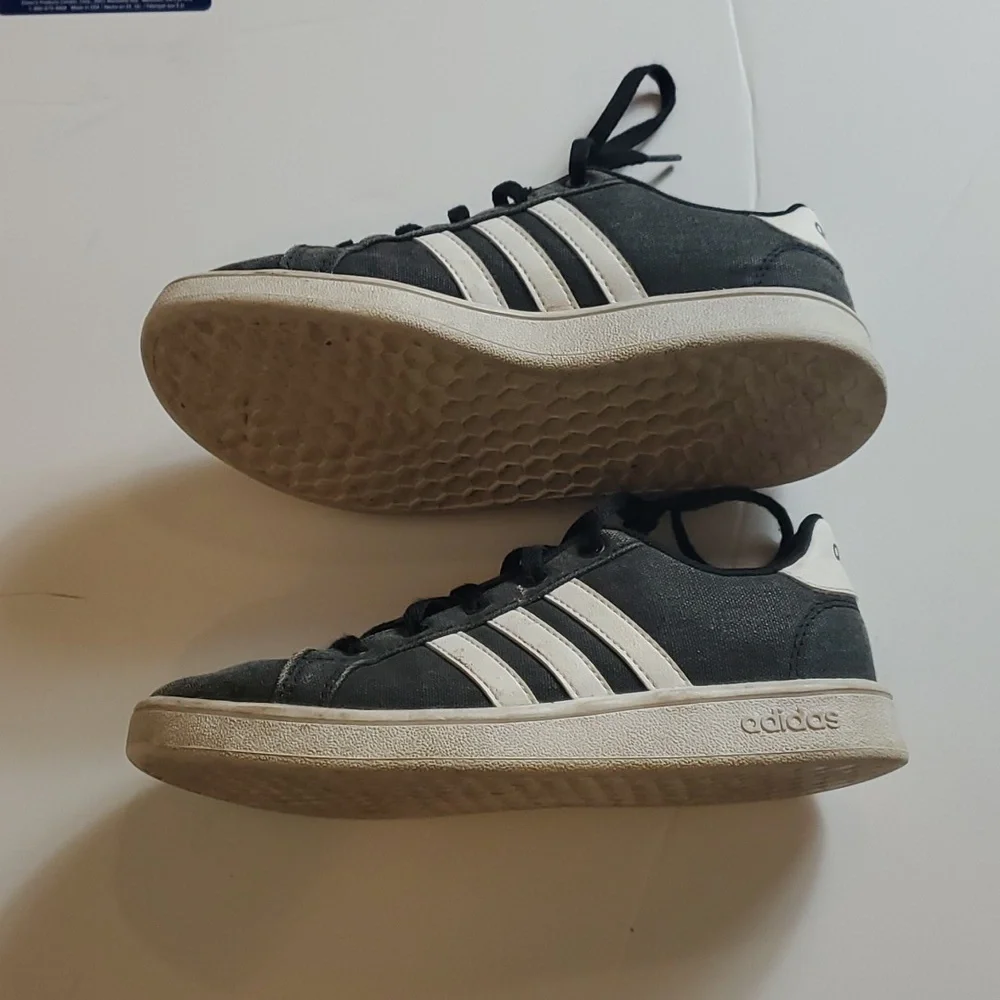Adidas kids black canvas shoes - Picture 3 of 8